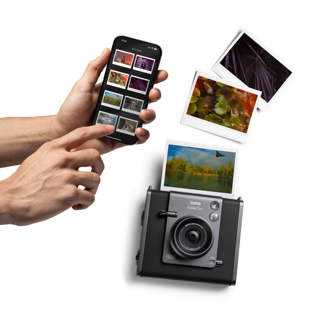 online-and-social-High-res-instax-WIDE-Evo-Promotional-images-08-Selecting-Image-From-Print-Gallery_0735-1-1-1024x1024 instax WIDE Evo: l’ibrida che amplia i confini della fotografia istantanea